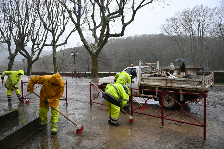 Des employés municipaux nettoient une rue après la crue de l'Hérault suite aux fortes pluies à Laroque, le 22 décembre 2025