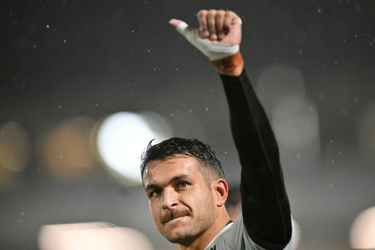 Le joueur de Toulon Esteban Abadie salue la foule à l'issue du match de Champions Cup de rugby contre Edimbourg au Hive Stadium à Edimbourg le 7 décembre 2025.