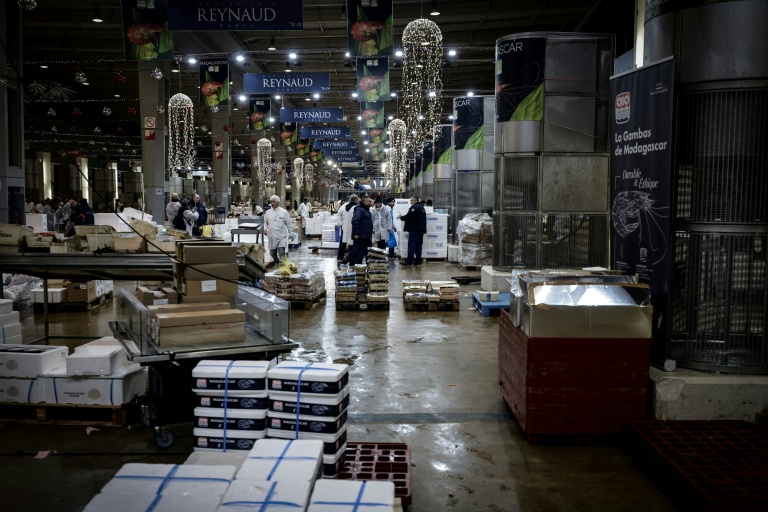 Le pavillon du poisson au marché international de Rungis, à Rungis dans le Val-de-Marne au sud de Paris, le 10 décembre 2025