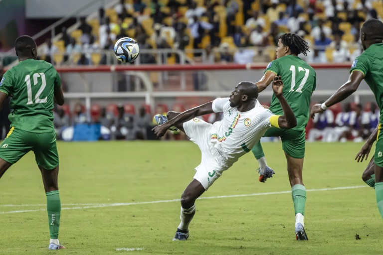 Le Sénégalais Kalidou Koulibaly (au centre) en action contre la Mauritanie le 14 octobre 2025 à Diamniadio au Sénégal