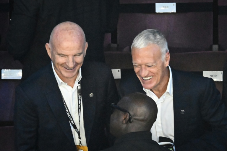 Le sélectionneur des Bleus Didier Deschamps (à droite) et son adjoint Guy Stéphan lors du tirage au sort de la Coupe du monde à Washington DC, le 5 décembre 2025
