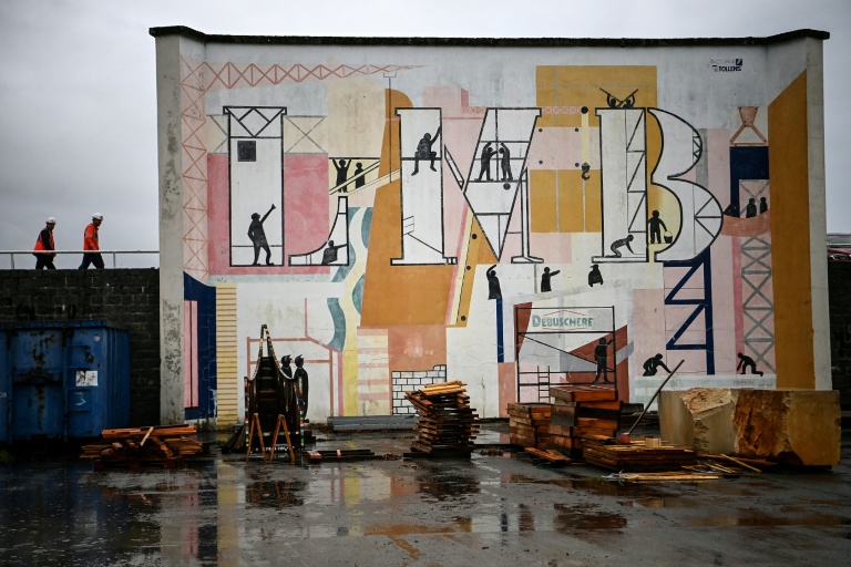 Une fresque murale des activités de construction du Lycée des Métiers du Bâtiment (LMB) à Felletin, le 10 décembre 2025 dans la Creuse