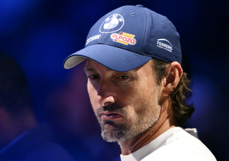 Juan Carlos Ferrero, l'ex-entraineur du joueur de tennis espagnol Carlos Alcaraz, lors du match opposant ce dernier à l'Américain Taylor Fritz au tournoi ATP de Turin (Italie) le 11 novembre 2025.