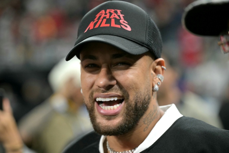 Le footballeur brésilien Neymar assiste à un match de la NFL entre les Chiefs de Kansas City et les Chargers de Los Angeles, à Sao Paulo, le 5 septembre 2025