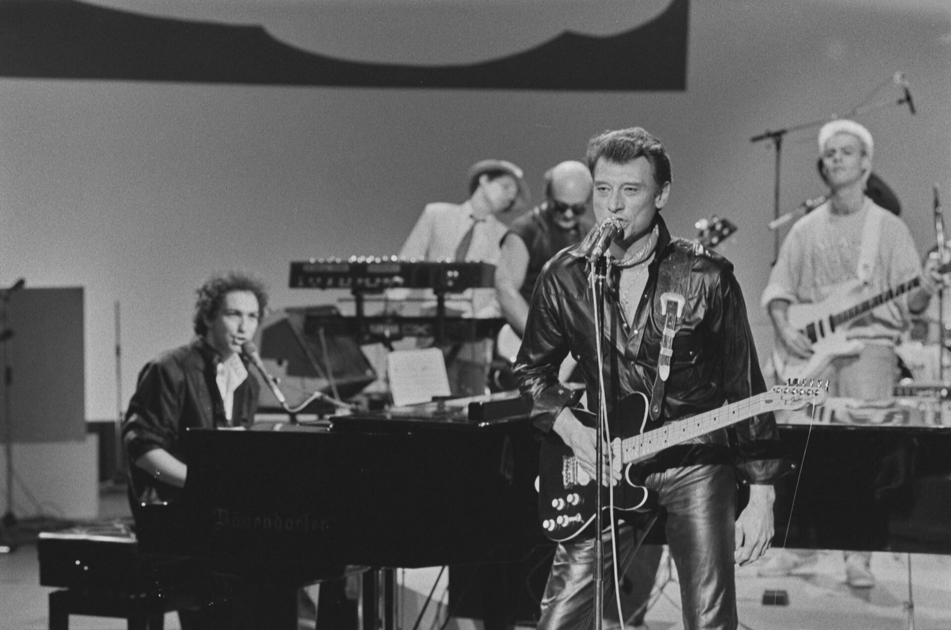 Sur le plateau de l'émission "Le Grand échiquier", Johnny Hallyday accompagné au piano par Michel Berger (Photo by Claude Doucé / Ina via AFP)