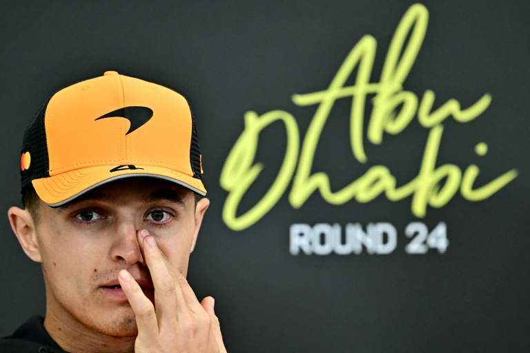 Le pilote de Formule 1 Lando Norris (McLaren) participe à une conférence de presse avant le Grand Prix d'Abou Dhabi sur le circuit de Yas Marina le 4 décembre 2025.