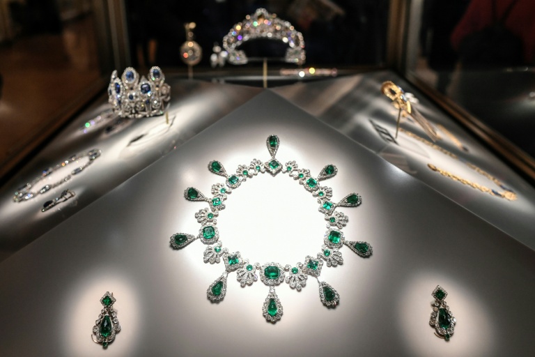 Parure d’émeraudes de l'impératrice Marie-Louise volée au Louvre, le 19 octobre 2025 à Paris