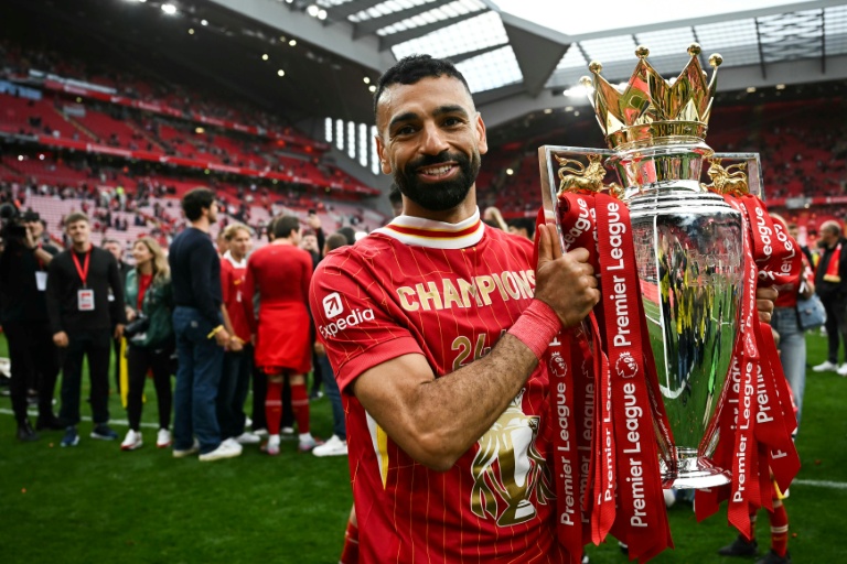 Mohamed Salah pose avec le trophée de la Premier League le 25 mai 2025 à Anfield. L'attaquant égyptien avait été élu joueur de la saison 2024-25