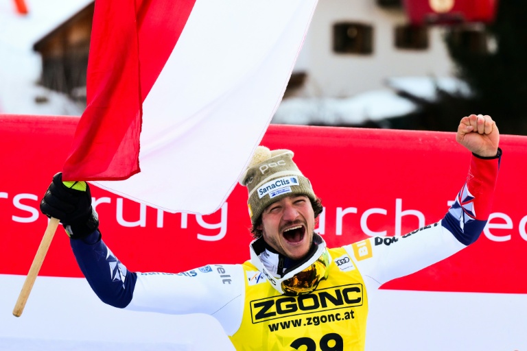 Le Tchèque Jan Zabystran sur le podium après sa victoire dans le super-G de Val Gardena, le 19 décembre 2025