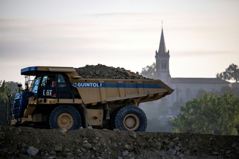 Un camion sur le chantier de l'autoroute A69 à Cuq-Toulza, dans le sud-ouest de la France, le 5 septembre 2025