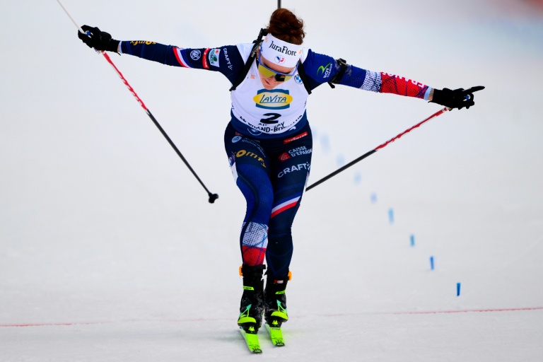 La biathlète française Lou Jeanmonnot franchit la ligne d'arrivée de l'épreuve de la poursuite 10km femmes au Grand- Bornand (France) le 20 décembre 2025.