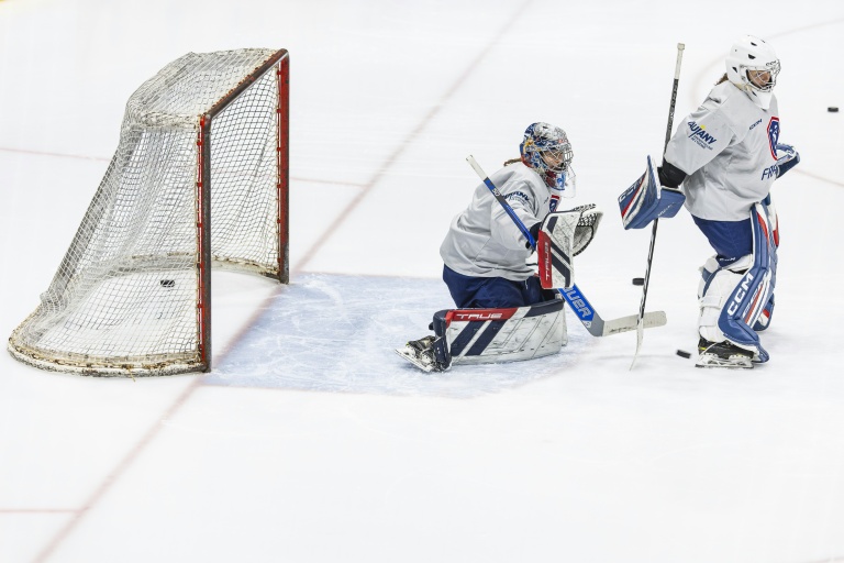 Les gardiennes de l'équipe française de Hockey Alice Philbert et Margaux Mameri à l'entrainement à la patinoire Michel-Raffoux, le 9 décembre 2025