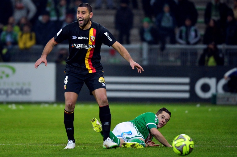 Le défenseur lensois Ahmed Kantari, ici lors du déplacement à Saint-Etienne, s'impose devant Romain Hamouma (au sol), le 6 février 2015