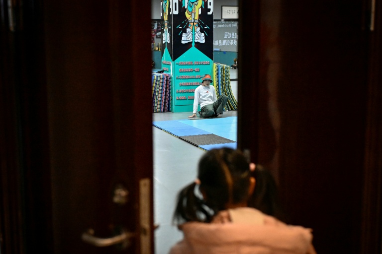 Une petite fille regarde Guo Pu s'entraîner dans le studio de Pingyi, le 25 novembre 2025