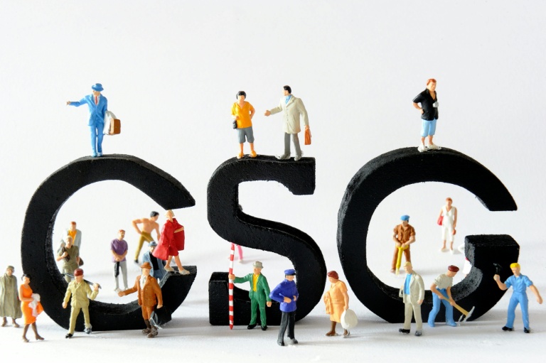 Figurines posées devant le sigle CSG, alors que l'Assemblée nationale vote mardi le Projet de loi de finances de la Sécurité sociale pour 2026