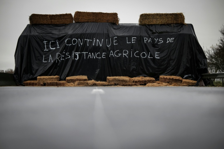 Un mur  de bottes de paille sur le barrage des agriculteurs en colère à Carbonne (Haute-Garonne) le 22 décembre 2025
