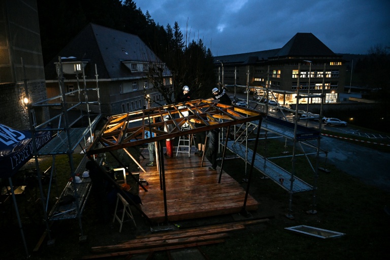 Des élèves du Lycée des Métiers du Bâtiment (LMB) construisent un abri extérieur à Felletin, le 10 décembre 2025 dans la Creuse