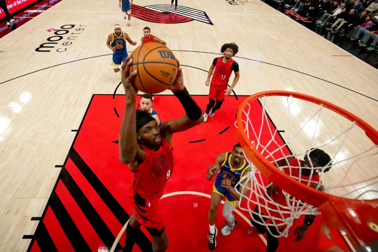 Jerami Grant marque un manier lors du match de NBA des Portland Trail Blazers contre les Golden State Warriors, le 14 décembre 2025 à Portland