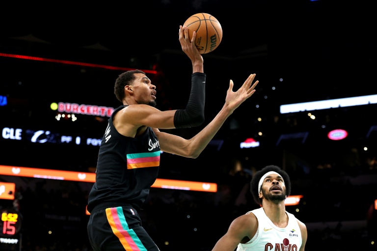 Victor Wembanyama (à gauche) des San Antonio Spurs lors de la défaite de son équipe contre les Cavaliers de Cleveland, le 29 décembre 2025 en NBA