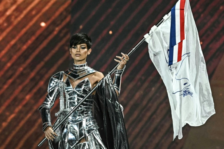 La Miss France Eve Gilles défile sur scène lors de la présentation des costumes nationaux de Miss Univers 2025 à Nonthaburi, au nord de Bangkok, le 19 novembre 2025
