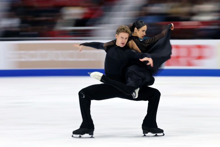 Les Américains Madison Chock et Evan Bates lors du Grand Prix des Etats-Unis dans l'Herb Brooks Arena de Lake PLacid le 16 novembre 2025 aux Etats-Unis
