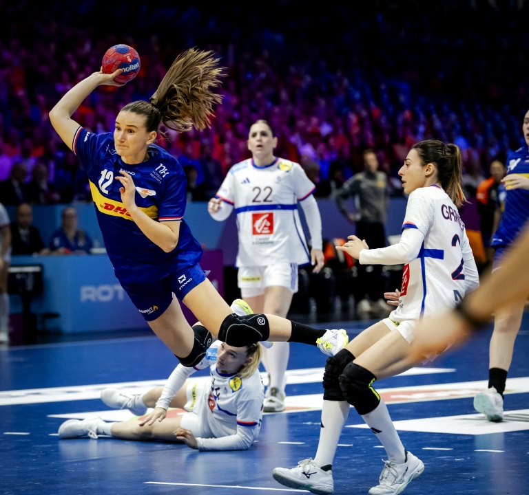 Les Françaises débordées par Bo van Wetering lors du succès des Pays-Bas dans le tour prinicpal du Mondial de hand à Rotterdam, le 8 décembre 2025