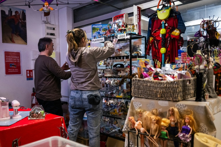 Des employés installent des jouets en rayon à La P'tite Boutique, à Chaville, dans les Hauts-de-Seine, le 7 novembre 2025