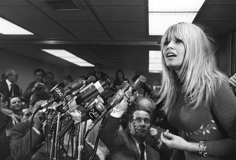 Brigitte Bardot donne une conférence de presse inopinée, le 17 décembre 1965 à l'aéroport Kennedy, à New-York