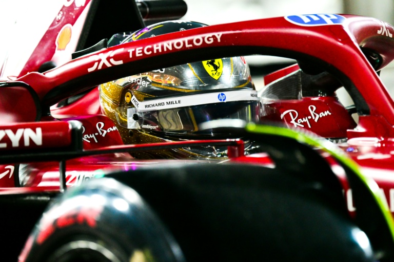 Le pilote britannique Lewis Hamilton (Ferrari) lors de la séance de qualifications du Grand Prix de Formule 1 d'Abou Dhabi sur le circuit de Yas Marina le 6 décembre 2025.