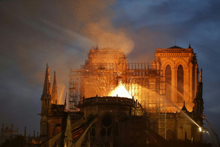 Les sapeurs-pompiers attaquent le feu de la toiture de la cathédrale Notre-Dame de Paris, le 15 avril 2019