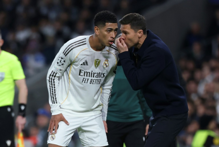 Le coach Xabi Alonso donne des consignes à Jude Bellingham, lors de la défaite du Real Madrid à domicile contre Manchester City en Ligue des champions, le 10 décembre 2025