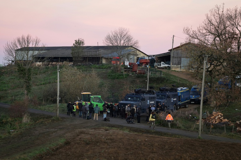 Des véhicules blindés Centaure de la gendarmerie stationnés à l'entrée d'une ferme, bloquant son accès, tandis que des agriculteurs manifestent contre l'abattage d'un troupeau de 200 vaches parmi lesquelles un cas de dermatose nodulaire contagieuse (DNC) a été détecté, aux Bordes-sur-Arize, le 12 décembre 2025 dans l'Ariège