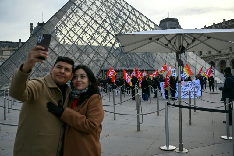 Le musée du Louvre à Paris en grève le 15 décembre 2025