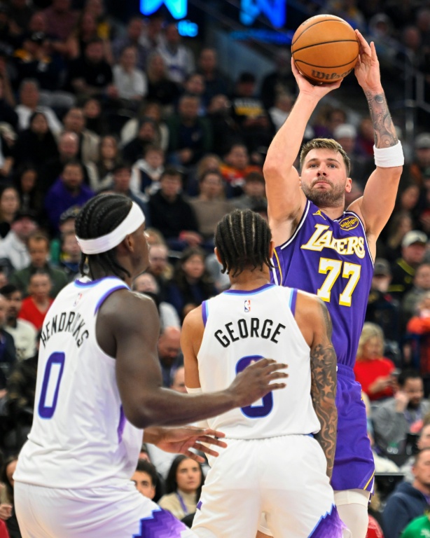 Luka Doncic lors du match NBA des Los Angeles Lakers contre le Utah Jazz, le 18 décembre 2025 à Salt Lake City