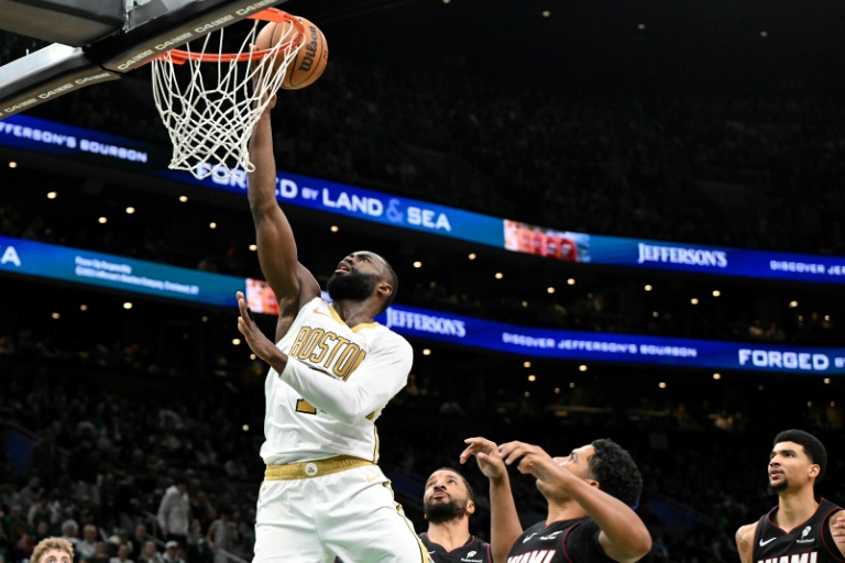 Jaylen Brown, l'arrière des Boston Celtics, tente un panier contre le Miami Heat lors d'un match de NBA, à Boston, le 19 décembre 2025