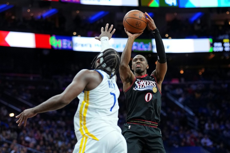 Le joueur des Philadelphia 76ers Tyrese Maxey (de face) lors du match de NBA contre les Golden State Warriors le 4  décembre 2025 à Philadelphie