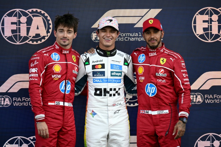 Le pilote britannique de McLaren, Lando Norris (c.), après avoir décroché la pole position devant le pilote monégasque de Ferrari, Charles Leclerc (g.), et le pilote britannique de Ferrari, Lewis Hamilton (d.), à l'issue de la séance de qualification du Grand Prix de Formule 1 du Mexique, à Mexico, le 25 octobre 2025