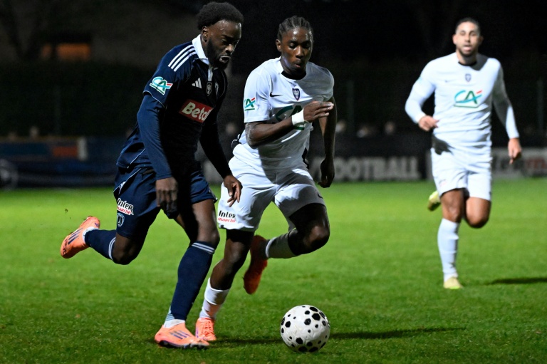 Jonathan Ikoné (g), auteur d'un triplé pour le Paris FC contre Raon-l'Etape en 32e de finale de Coupe de France le 20 décembre 2025 à  Raon-l'Etape