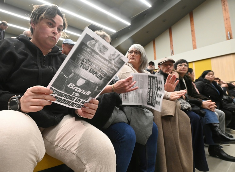 Des salariés de l'usine Brandt participent à une réunion d'information sur les possibilités de reconversion professionnelle des salariés de Brandt, le 15 décembre à Saint-Jean-de-la-Ruelle, près d'Orléans, le 15 décembre 2025 dans le Loiret