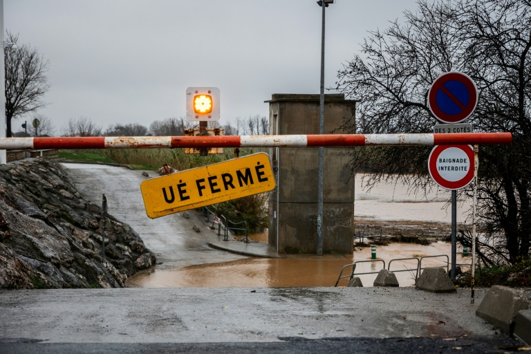Une route fermée à cause des inondations, à Rivesaltes, le 26 décembre 2025