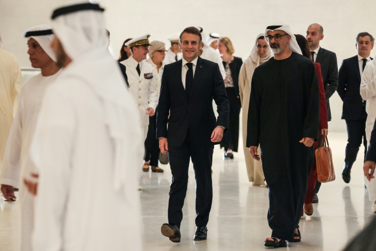 Le président français Emmanuel Macron (C) visite le musée national Zayed à Abou Dhabi, aux Emirats arabes unis, le 21 décembre 2025