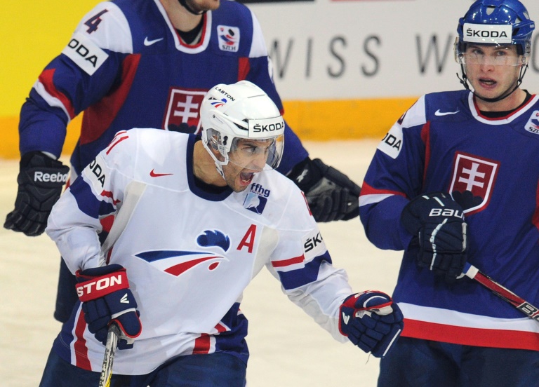 Pierre-Edouard Bellemare affiche sa joie après son but contre la Slovaquie lors du Mondial de hockey à Helsinki, le 15 mai 2012