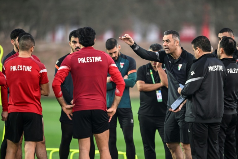 Le sélectionneur de la Palestine Ehab Abou Jazar donne des consignes à ses joueurs, lors d'un entraînement le 6 décembre 2025 à Doha