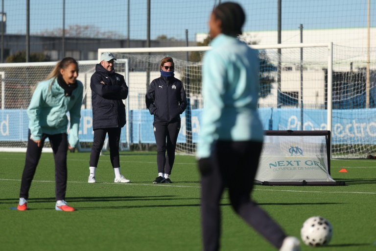 Corinne Diacre, coach de l'équipe des +Marseillaises+ supervise l'entraînement le 25 novembre 2025.
