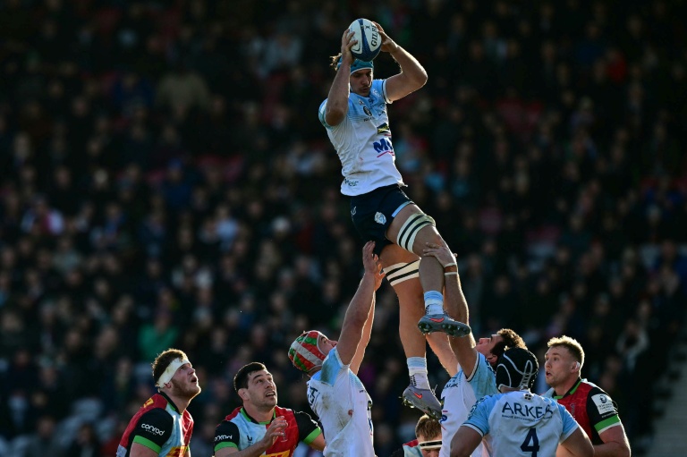 le joueur de l'équipe de rugby de Bayonne Esteban Capilla se saisit du ballon lors du match de Champions Cup contre les Harlequins au stade de Twickenham le 14 décembre 2025.