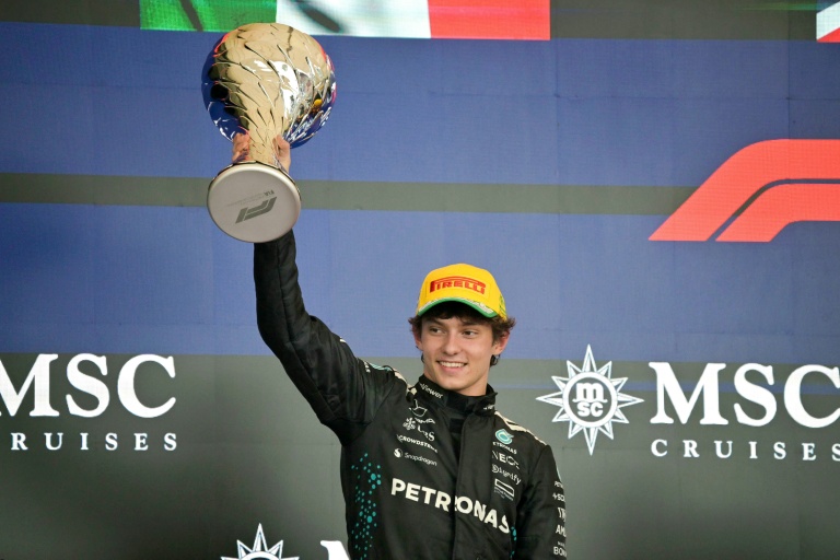 Andrea Kimi Antonelli sur la deuxième marche du podium du Grand Prix du Brésil, le 9 novembre 2025 à Sao Paulo