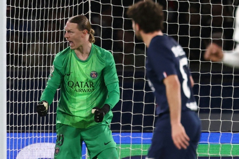 Le gardien Matvei Safonov s'encourage après un arrêt lors de la victoire contre Rennes, le 6 décembre 2025 à Paris