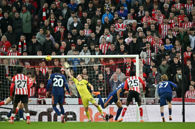 Le joueur de Newcastle United Nick Woltemade (à droite) marque un but contre son camp lors du match de la 16e journée de championnat d'Angleterre de football contre Sunderland au Stadium of Light à Sunderland le 14 décembre 2025.