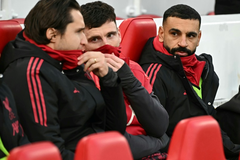 L'attaquant de Liverpool Mohamed Salah (à gauche) sur le banc des remplaçants lors d'un match de Championnat d'Angleterre contre Brighton à Andfield le 13 décembre 2025