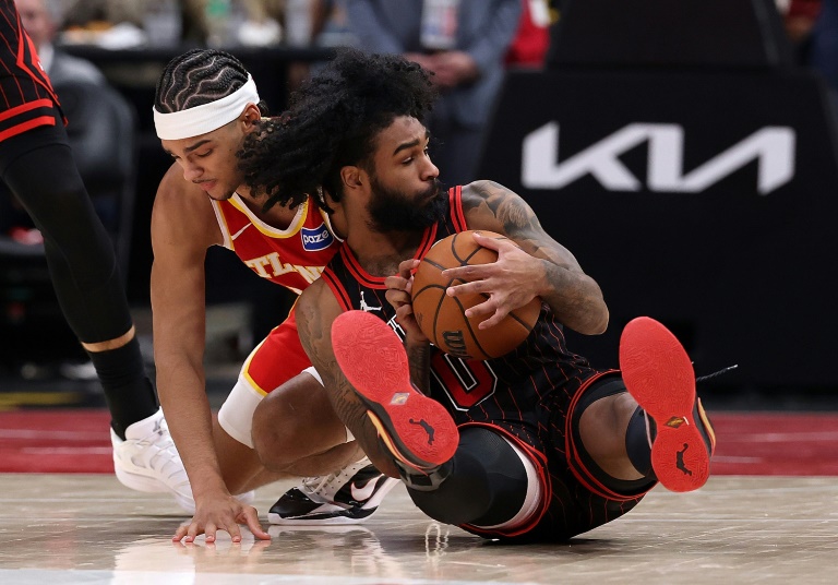 Coby White, des Chicago Bulls, attrape un ballon devant Asa Newell, des Atlanta Hawks, dans le troisième quart-temps, le 23 décembre 2025 à Atlanta